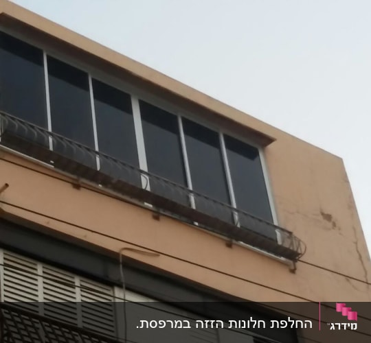 חלונות אלומיניום עם מסגרת במרפסת בניין